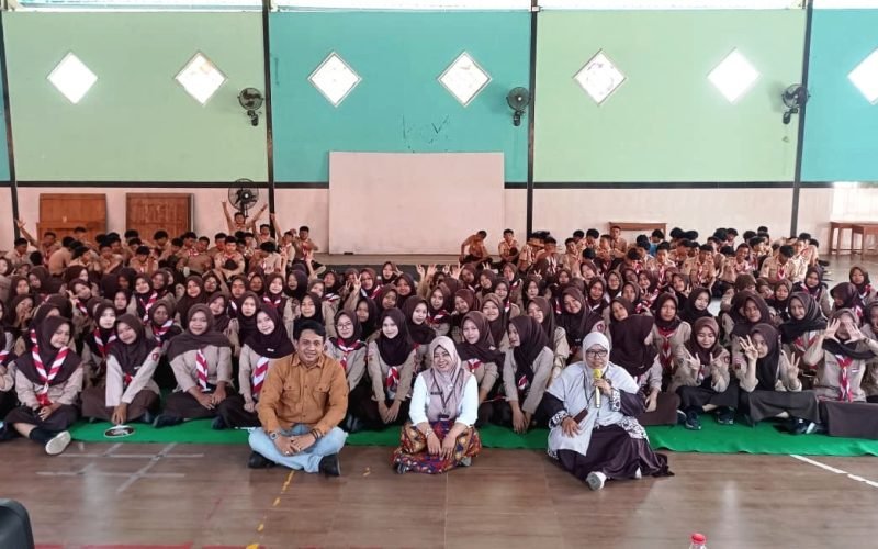 FOTO BERSAMA: Ketua Divisi Hukum dan Pengawasan KPU Kabupaten Pekalongan, Fatkhuddin, S.Pd.I., M.Pd. (depan, kiri), berfoto bersama para siswa SMAN 1 Sragi usai mengisi kegiatan KPU Mengajar di aula sekolah, Jumat (21/8/2026).
