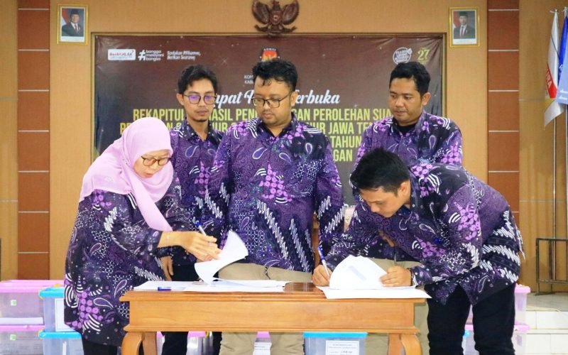 REKAPITULASI - Komisioner KPU Kabupaten Pekalongan menandatangai berita acara usai pelaksanaan rekapilasi penghitungan suara tingkat kabupaten Pekalongan (03/12/2024 - Dok. Bagus Rasika FM)
