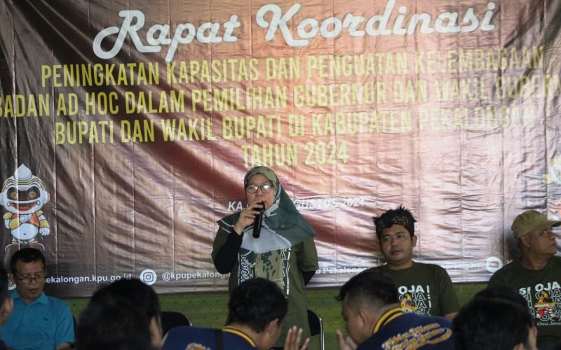 RAKOR – Ketua KPU Kabupaten Pekalongan, Laelatul Izah saat membuka rapat koordinasi di New Coral Karanganyar Kabupaten Pekalongan (18/08/2024 – dok. Bagus Rasika FM Pekalongan)