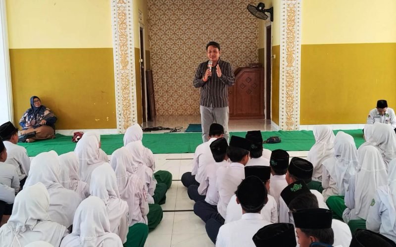 Ratusan pelajar MTs YMI Wonopringgo mengikuti program “KPU Mengajar” yang digelar Komisi Pemilihan Umum Kabupaten Pekalongan. Kegiatan ini menjadi upaya pendidikan pemilih sejak dini agar generasi muda memahami demokrasi, tahapan pemilu, dan pentingnya menggunakan hak pilih secara bijak (dok. Istimewa)