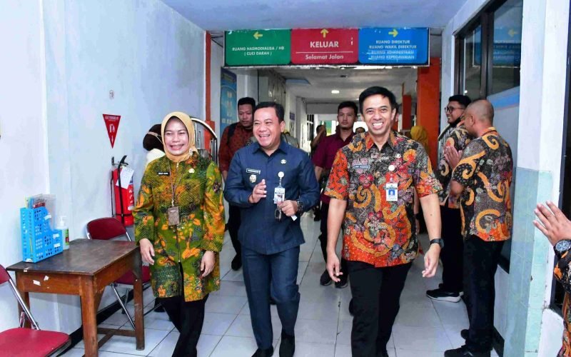 Direktur RSUD Kraton dr. Henny Rosita, Sp.KJ., M.Kes. (kiri) bersama Plt. Bupati Pekalongan H. Sukirman, SS., MS. (tengah) saat bersiap memulai proses Survei Akreditasi RSUD Kraton Kabupaten Pekalongan di Aula RSUD Kraton, Kota Pekalongan, Kamis (10/9/2026 - dok. istimewa)