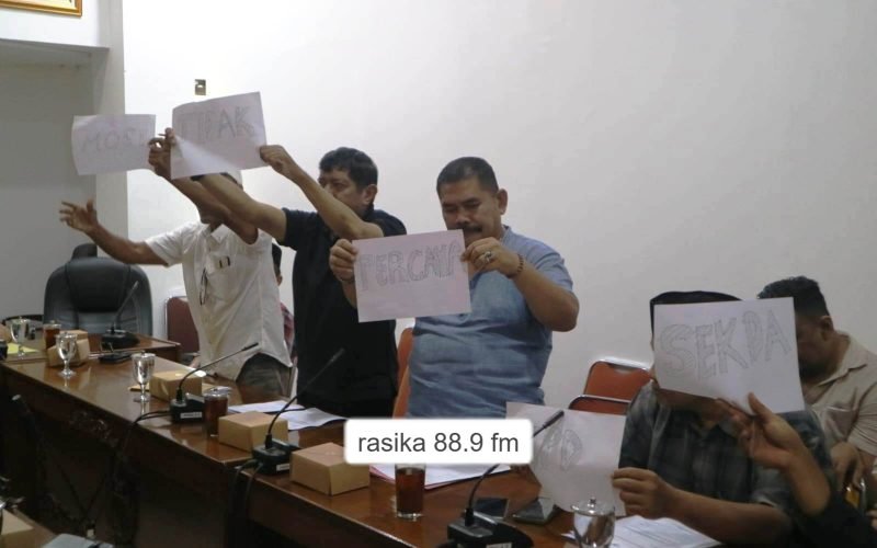 Mustofa Amin bersama sejumlah anggota Koalisi Transparansi Pekalongan (KTP) membentangkan kertas bertuliskan "Mosi Tidak Percaya Kepada Sekda" saat audiensi dengan DPRD Kabupaten Pekalongan di Ruang Rapat Komisi A, Senin (15/6/2026). Aksi tersebut dilakukan sebagai bentuk protes atas tidak hadirnya Sekretaris Daerah dalam pembahasan polemik revitalisasi eks Pendopo Nusantara. (Dok. Bagus - Rasika FM Pekalongan)