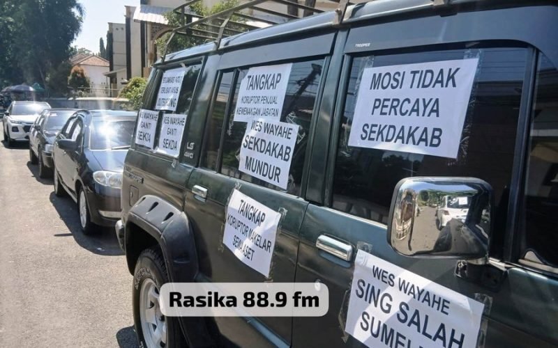 Salah satu mobil peserta aksi Koalisi Transparansi Pekalongan (KTP) dipenuhi stiker berisi tuntutan, termasuk bertuliskan "Mosi Tidak Percaya Sekdakab", saat berkeliling di kawasan Komplek Pemerintah Kabupaten Pekalongan, Jumat (10/7/2026 - dok. Bagus - Rasika FM Pekalongan)