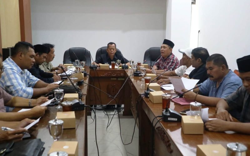 Ketua DPRD Kabupaten Pekalongan, Abdul Munir, memimpin audiensi antara Koalisi Transparansi Pekalongan (KTP) dengan DPRD Kabupaten Pekalongan di Ruang Rapat Komisi A, Senin (15/6/2026). Dalam pertemuan tersebut, KTP menyampaikan sejumlah tuntutan terkait polemik sewa-menyewa eks Pendopo Nusantara yang kini menjadi perhatian publik (Dok. Bagus - Rasika FM Pekalongan)