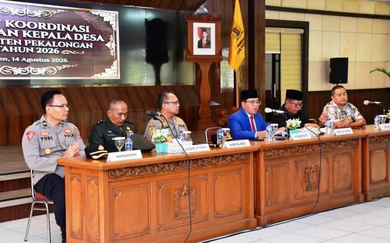 Plt. Bupati Pekalongan H. Sukirman bersama jajaran Forkopimda dan pemangku kepentingan mengikuti Rapat Koordinasi Persiapan Pilkades Serentak Kabupaten Pekalongan 2026 di Aula Setda Kabupaten Pekalongan, Jumat (14/8/2026- dok. istimewa)
