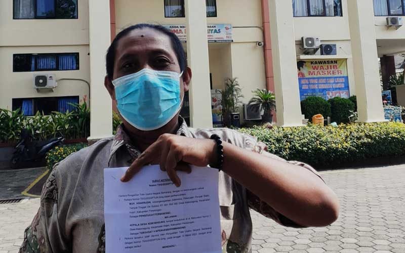 Perangkat Desa Kebonagung menunjukkan surat incraht sebagai bukti kemenangan perkara di PTUN Semarang. (Dok. Rasika FM)