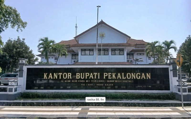 Di balik aktivitas pemerintahan dan pelayanan publik, muncul dugaan hubungan khusus yang menyeret seorang kepala dinas dengan staf perempuan berinisial DL. Informasi tersebut masih dalam penelusuran dan menunggu klarifikasi pihak terkait.