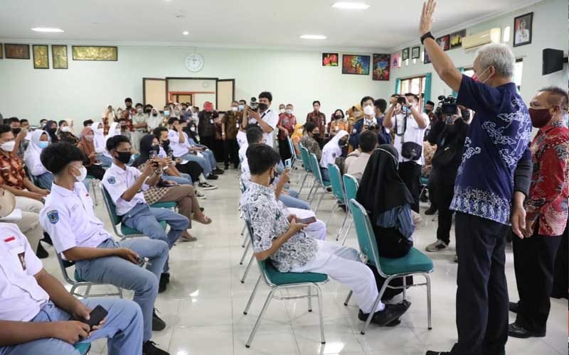 Gubernur Jawa Tengah Ganjar Pranowo SAAT meninjau vaksinasi booster di SMAN 1 Klaten, Rabu (13/7/2022).