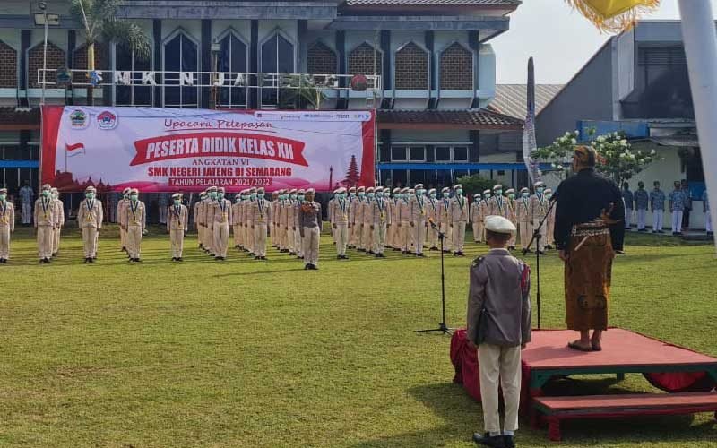 Kepala-SMKN-Jateng-di-Semarang,-Sriyono-saat-acara-wisuda-di-lapangan-kampus-SMKN-Jateng-di-Semarang