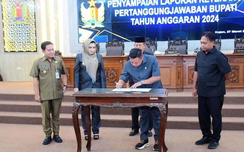 PARIPURNA - Bupati Fadia dan Pimpinan DPRD Kabupaten Pekalongan saat menandatangani berita acara (dok. Istimewa)