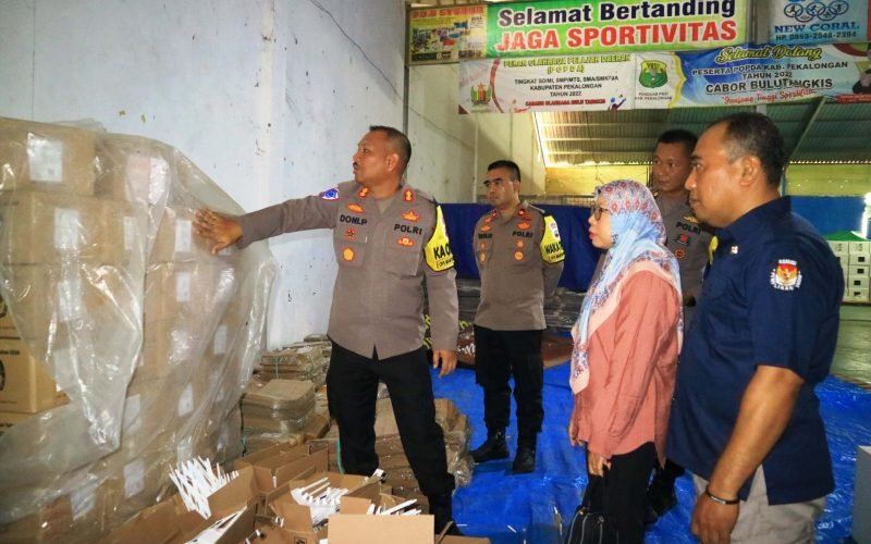 LOGISTIK – Kapolres Pekalongan, AKBP Doni Prakoso dan Ketua KPU Kabupaten Pekalongan, Laelatul Izah saat melakukan pengecekan logistik untuk Pilkada 2024 (15/10/2024 – dok. Bagus Rasika FM)