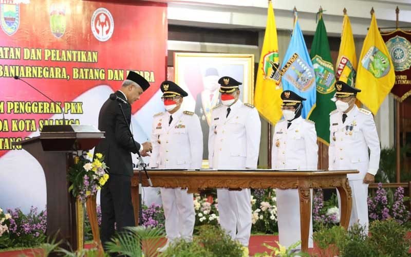 Lantik-Empat-Penjabat-Kepala-Daerah,-Ganjar-Jaga-Integritas,-Kerja-Profesional
