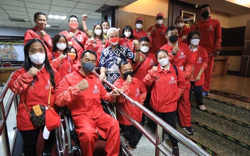 Gubernur Jawa Tengah Ganjar Pranowo saat melepas atlet NPCI Jateng yang akan memperkuat tim Indonesia di Asean Para Games ke 11 di Solo, Jumat (29/7).