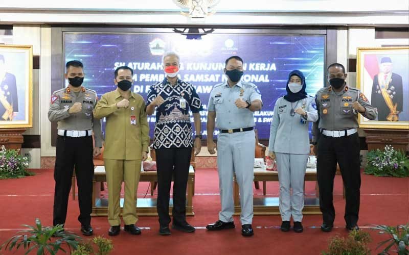 Gubernur Jawa Tengah Ganjar Pranowo saat acara rapat Tim Pembina Samsat Nasional di Gedung Gradhika Bhakti Praja, Jumat (29/7).