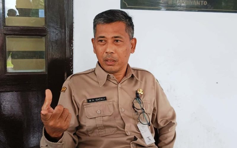 Kepala Dinas Perkim dan LH Kabupaten Pekalongan, M. A. Gazali, memberikan keterangan terkait rencana pengelolaan sampah menjadi energi listrik (PSEL) saat ditemui di Setda, Selasa (10/2/2026).