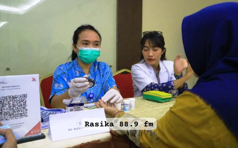 Petugas medis melakukan pemeriksaan kesehatan gratis bagi masyarakat dalam rangka Anniversary ke-15 Hotel Marlin Pekalongan. Kegiatan ini menjadi bagian dari program CSR yang berfokus pada kepedulian terhadap kesehatan dan lingkungan sekitar (12/11/2025 – dok. Bagus)