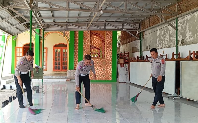 Sambut Hari Bhayangkara Lalu Lintas ke 69 Satlantas Polres Pekalongan Bersih-Bersih Masjid Al Muhajirin (dok. Humas Polres Pekalongan)