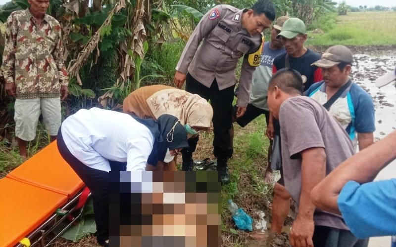 CEK TKP - Petugas Polres Pekalongan dan tim medis saat memerikasa kondisi mayat yang ditemukan (dok. Humas)