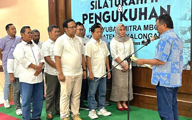 Asisten II Bidang Perekonomian dan Pembangunan Setda Kabupaten Pekalongan, Anis Rosidi, mengukuhkan kepengurusan Paguyuban Mitra Makan Bergizi Gratis (MBG) Kabupaten Pekalongan periode 2026–2027 dalam acara silaturahmi dan pengukuhan di Hotel Indonesia Syariah, Desa Kulu, Kecamatan Karanganyar, Jumat (30/10/2026 - dok Istimewa).