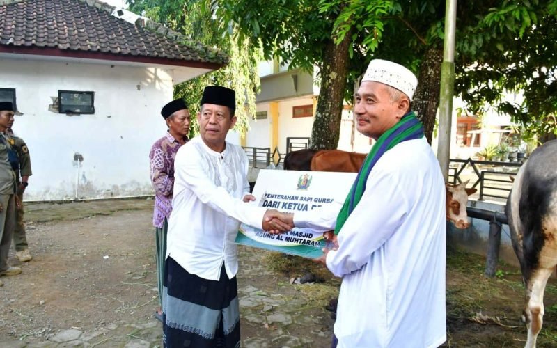 Ketua DPRD Kabupaten Pekalongan H Abdul Munir menyerahkan hewan kurban secara simbolis di Masjid Agung Al-Muhtarom Kajen usai Salat Iduladha 1447 H. Abdul Munir mengajak masyarakat memaknai Iduladha sebagai momentum memperkuat kebersamaan, solidaritas sosial, dan semangat berbagi kepada sesama di Kabupaten Pekalongan (dok. Istimewa)