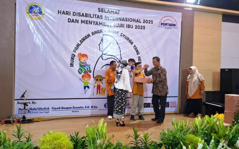 Ketua DPRD Kabupaten Pekalongan menyerahkan bingkisan kepada salah satu peserta saat peringatan Hari Disabilitas Internasional di Rumah Kreatif Disabilitas Pekalongan, Kamis (18/12/2025 - Dok. Istimewa)