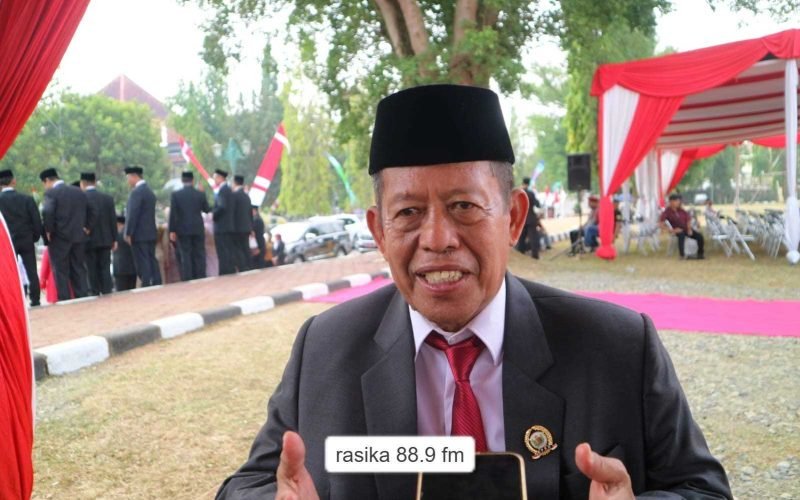Ketua DPRD Kabupaten Pekalongan H. Abdul Munir menegaskan Pilkades serentak November mendatang harus berlangsung transparan, jujur dan bebas politik uang. Dari 34 desa yang menggelar Pilkades, Pekalongan didorong menjadi contoh pelaksanaan demokrasi desa yang tertib dan bermartabat (do. Bagus - Rasika FM)