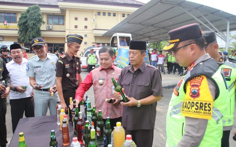 Ketua DPRD Kabupaten Pekalongan, Abdul Munir, ikut memusnahkan barang bukti minuman keras usai Apel Operasi Lilin Candi 2025 di Mapolres Pekalongan, sebagai komitmen menjaga kondusivitas jelang Natal dan Tahun Baru (dok. Istimewa)