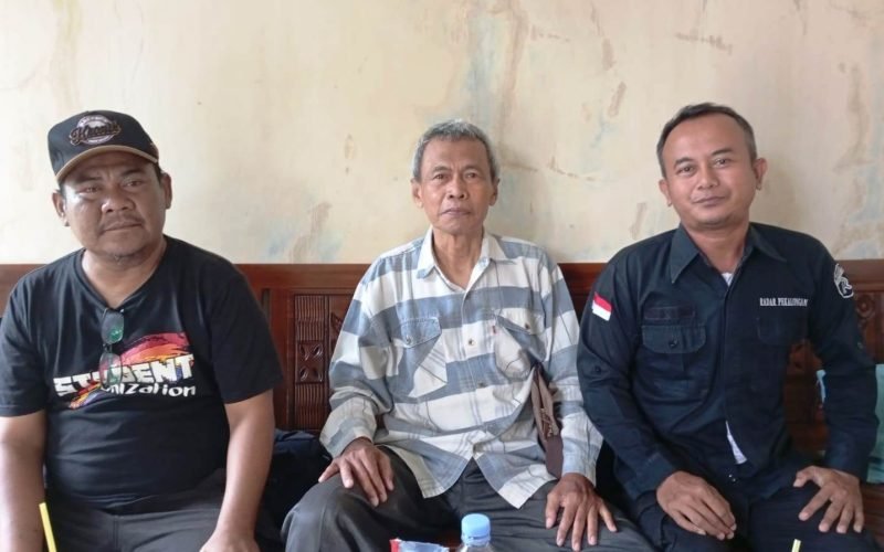 Ketua Forum Masyarakat Sipil (Formasi) Kabupaten Pekalongan, Mustadjirin (tengah), saat berkunjung ke Sekretariat PWI Kabupaten Pekalongan di Kajen, Kamis (30/4/2026). Dalam kesempatan tersebut, ia mengungkapkan kekhawatiran atas krisis tenaga pendidik di Kabupaten Pekalongan menjelang tahun ajaran 2025/2026, yang dinilai berpotensi mengganggu kualitas layanan pendidikan jika tidak segera ditangani (dok. Istimewa)