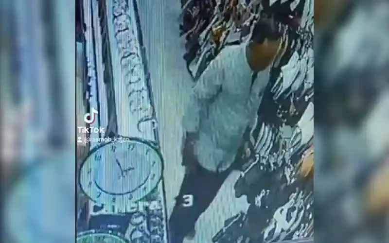 Maling-HP-di-Serba-35-Aksinya-Terpantau-CCTV