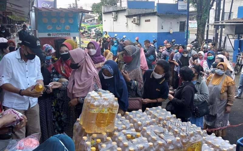 Masyarakat-berjubel-untuk-mendapatkan-minyak-goreng-dalam-operasi-pasar-minyak-goreng-di-Pasar-Babadan,-Ungaran,-beberapa-waktu-lalu
