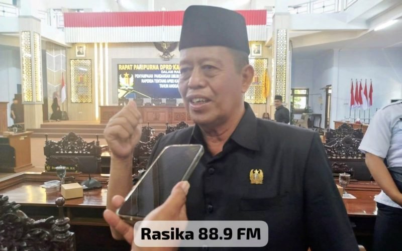 Ketua DPRD Kabupaten Pekalongan, H. Abdul Munir, memberikan keterangan kepada reporter Rasika Pekalongan usai rapat paripurna, Rabu (1/7/2026). Munir menyoroti piutang daerah sekitar Rp68 miliar yang sebagian dinilai sulit tertagih dan mengusulkan agar piutang yang sudah tidak mungkin dipulihkan dihapuskan agar laporan keuangan mencerminkan kondisi riil (dok. Bagus - Rasika FM Pekalongan)