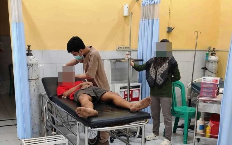 Korban mendapat perawatan medis setelah mengaku mengalami dugaan kekerasan di sebuah bengkel di wilayah Wiradesa. Peristiwa yang sempat viral di media sosial itu kini memasuki tahap penyelidikan oleh Satreskrim Polres Pekalongan, termasuk pemeriksaan terhadap sejumlah saksi (dok. Istimewa)