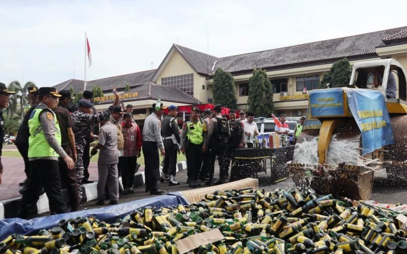 Petugas dengan menggunakan alat berat memusnahkan ribuan botol minuman keras hasil operasi dengan cara dilindas alat berat di halaman Mapolres Pekalongan, Jumat (19/12/2025), sebagai upaya menjaga kondusivitas jelang Natal dan Tahun Baru (dok. Humas)