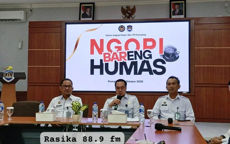 Suasana hangat kegiatan ‘Ngopi Bareng Humas’ di Kantor Imigrasi Kelas I Non TPI Pemalang, Rabu (29/10/2025), yang dihadiri Kakanwil Ditjen Imigrasi Jawa Tengah Haryono Agus Setiawan (kiri). Momen ini memperkuat kolaborasi antara Imigrasi dan media di Pekalongan Raya (dok. Bagus - Rasika FM Pekalongan)