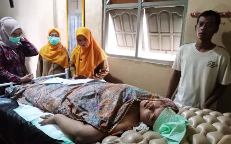 Tim kesehatan melakukan pemantauan kondisi Mujahidin (25), warga Desa Gandarum, Kecamatan Kajen, yang hingga kini masih menjalani perawatan intensif di rumah akibat obesitas dan komplikasi luka tekan (dekubitus) - Dok. Istimewa