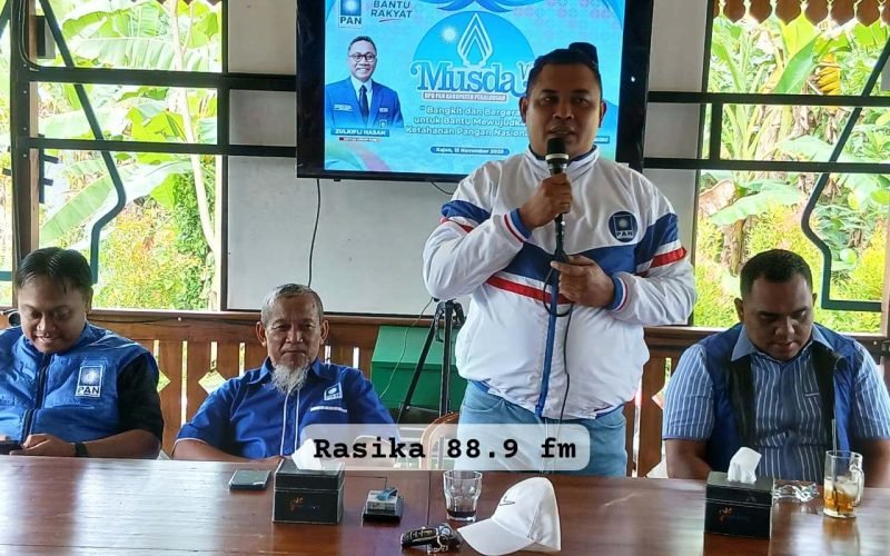 Ahmad Muzaki (berdiri) memberikan sambutan dalam Musda VI DPD PAN Kabupaten Pekalongan, Sabtu (15/11/2025) di Kajen, sebelum dirinya ditetapkan sebagai Ketua DPD PAN Pekalongan periode 2025–2030