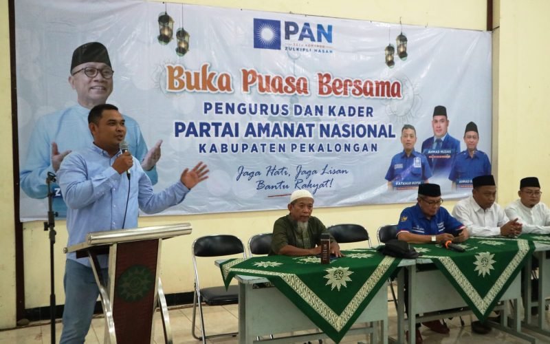 Ketua DPD Partai Amanat Nasional Kabupaten Pekalongan, Ahmad Muzaki, menyampaikan sambutan saat acara buka puasa bersama pengurus dan kader PAN di Gedung Dakwah Muhammadiyah, Kajen, Sabtu (14/3/2026). Kegiatan tersebut menjadi ajang silaturahmi sekaligus konsolidasi internal partai di tengah dinamika politik Kabupaten Pekalongan (Dok. Bagus - Rasika FM Pekalongan)