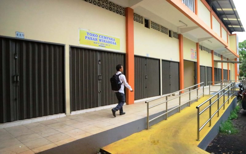 SEPI - Puluhan kios di blok A1 pasar Wiradesa yang tutup karena pembeli lebih memilih memenuhi kebutuhannya pada pedagang emperan yang berada diluar gedung (06/12/2024 - Dok. Bagus Rasika FM)
