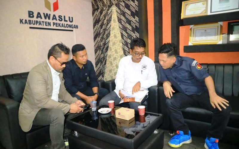 LAPOR - Tim kuasa hukum paslon Fadia - Sukirman saat di kantor Bawaslu guna laporan adanya dugaan kades dan perdes yang tidak netral dalam Pilkada 2024 (02/12/2024 - dok. Bagus Rasika FM