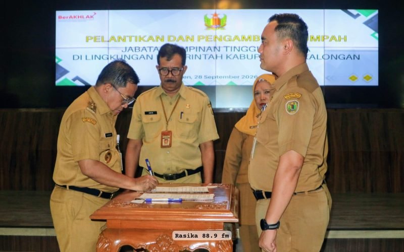 SUMPAH JABATAN — Plt. Bupati Pekalongan Sukirman memimpin prosesi pengambilan sumpah/janji 10 pejabat Pimpinan Tinggi Pratama di Aula Setda Kabupaten Pekalongan, Senin (28/9/2026). Para pejabat baru tersebut diharapkan segera menunjukkan kinerja nyata dan memperkuat sinergi antar-OPD dalam menjalankan program pemerintah daerah (dok. Bagus - Rasika FM Pekalongan).