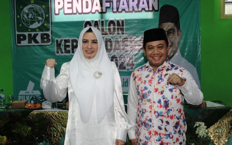 KOALISI – Bupati Fadia dan Sukirman usai melakukan prosesi penandatanganan serah terima berkas pendaftaran bakal calon Bupati dan Wakil Bupati Pekalongan di DPC PKB Kabupaten Pekalongan. Hal ini  memberikan siinyal koalisi antara PKB dan Golkar semakin kuat (15/05/2024 – dok. Bagus Rasika FM)