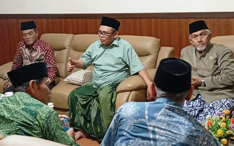 Ketua DPC PKB Kabupaten Pekalongan, Asip Kholbihi, bersama sejumlah kiai, tokoh agama dan tokoh masyarakat saat membahas polemik Simbang Kulon Night Carnival 2026 di kediaman Ketua DPRD Kabupaten Pekalongan, Abdul Munir, Selasa malam (15/9/2026).