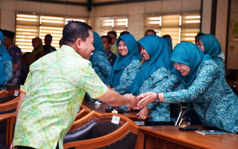 Plt. Bupati Pekalongan H. Sukirman bersalaman dengan jajaran TP PKK Kabupaten Pekalongan dalam suasana hangat di sela rapat konsultasi program PKK dan pembina OPD di Sekretariat Daerah Kabupaten Pekalongan, Kamis (13/8/2026).