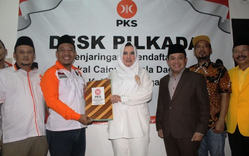 Fadia & Sukirman saat menyerahkan berkas pendaftaran di kantor DPD PKS Kabupaten Pekalongan (12/06/2024 - dok. Bagus Rasika FM Pekalongan)