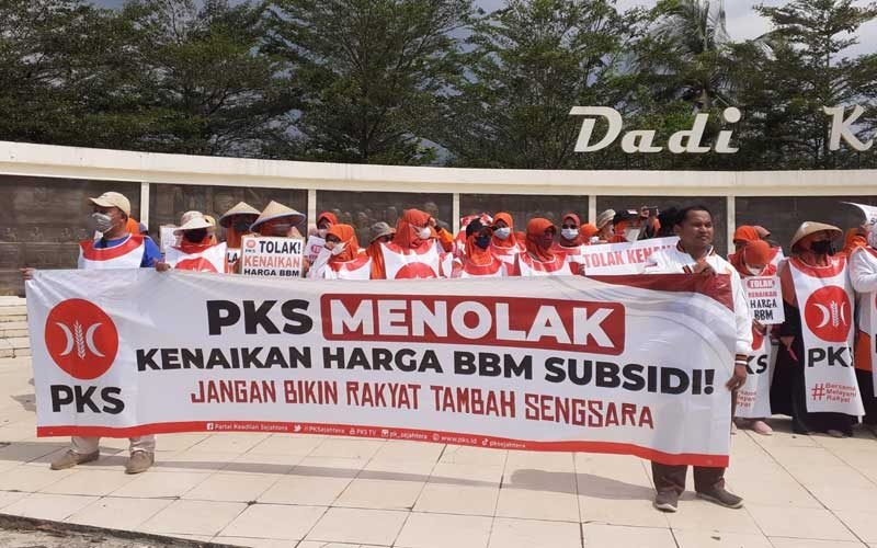 Ratusan kader PKS Kabupaten Pekalongan menggelar aksi damai flashmob Penolakan Kenaikan Harga BBM di bundaran tugu KM 0 Kajen (10/09/2022 - dok. Rasika FM)