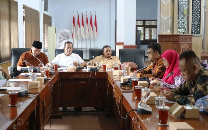 RAKER - Rapat kerja gabungan dari Komisi A, B, C dan D DPRD dan KPU Kabupaten Pekalongan yang membahas tentang persiapan rapat pleno penetapan hasil Pilkada 2024 (03/01/2025 - Dok. Bagus Rasika FM)