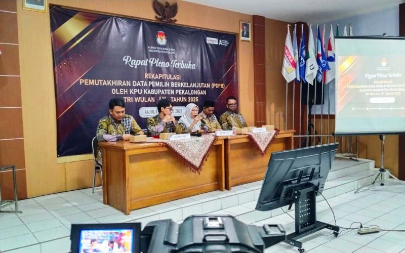 Komisioner KPU Kabupaten Pekalongan saat memimpin Rapat Pleno Terbuka Rekapitulasi Pemutakhiran Data Pemilih Berkelanjutan (PDPB) Triwulan IV Tahun 2025 di Aula KPU setempat, Senin (8/12/2025 - Dok. Humas KPU)