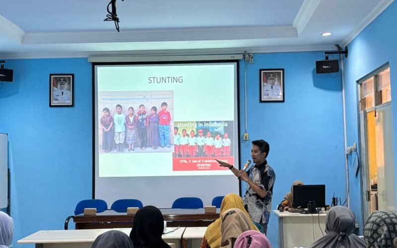 Salah satu narasumber memaparkan materi terkait stunting dalam kegiatan pembinaan jejaring rujukan PONEK di RSUD Kraton Kabupaten Pekalongan, Kamis (2/4/2026). Pemaparan ini menjadi bagian dari upaya peningkatan pemahaman tenaga kesehatan dalam menekan prevalensi stunting dan wasting di wilayah Kabupaten Pekalongan.