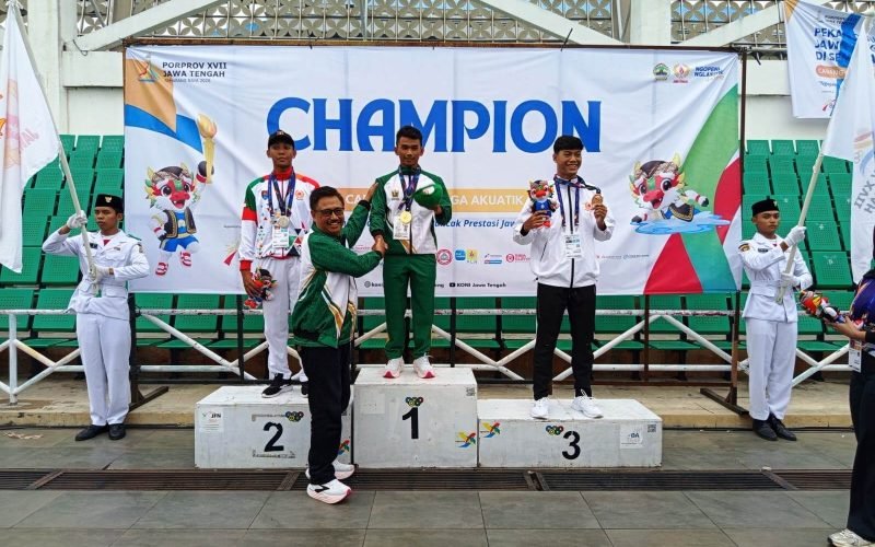 Atlet kontingen Kabupaten Pekalongan menerima medali dalam ajang Porprov XVII Jawa Tengah 2026 di Semarang Raya. Momen penyerahan medali menjadi bentuk apresiasi atas perjuangan, kerja keras, dan semangat para atlet dalam mengharumkan nama Kabupaten Pekalongan. Prestasi untuk Kabupaten Pekalongan, Menuju Olahraga Jawa Tengah yang Lebih Maju! (dok. Istimewa)
