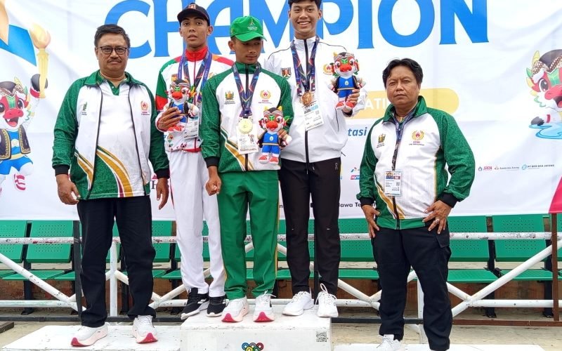 Atlet Kabupaten Pekalongan dari salah satu cabang olahraga (cabor) menunjukkan medali yang berhasil diraih dalam ajang Porprov Jawa Tengah 2026. Prestasi tersebut menjadi bukti kerja keras, semangat juang, dan dedikasi atlet dalam mengharumkan nama Kabupaten Pekalongan di tingkat provinsi (dok. Istimewa)